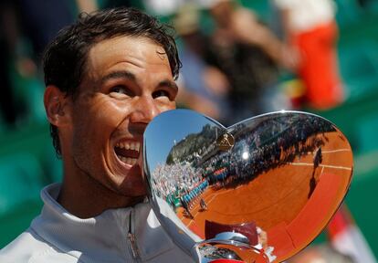 De este modo, el número uno conquistó su primer trofeo de la temporada, que a su vez significa su 31º premio en un Masters 1000; en consecuencia, destrona a Novak Djokovic (30) como el tenista más laureado en los torneos de esta categoría y además retiene el trono mundial, obligado como está a ganar prácticamente todas las citas sobre tierra batida. En la imagen, Nadal muerte el trofeo.