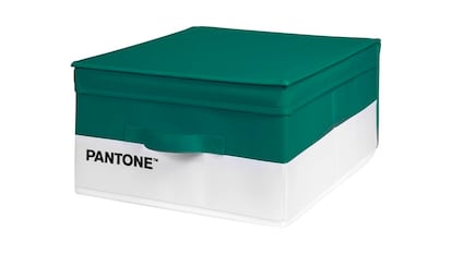 Organizador de armario sobre fondo blanco.