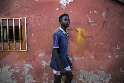 Alberto Ndi, de 14 años, es la esperanza de Seidi. En él ve a una futura estrella. “Juega en la U15, la selección nacional”, adelanta el orgulloso entrenador. “Solía jugar en una calle estrecha hasta hace tres meses que me ofrecieron venir aquí y acepté”, explica tímido el chico. “Quiero ser como Messi”
