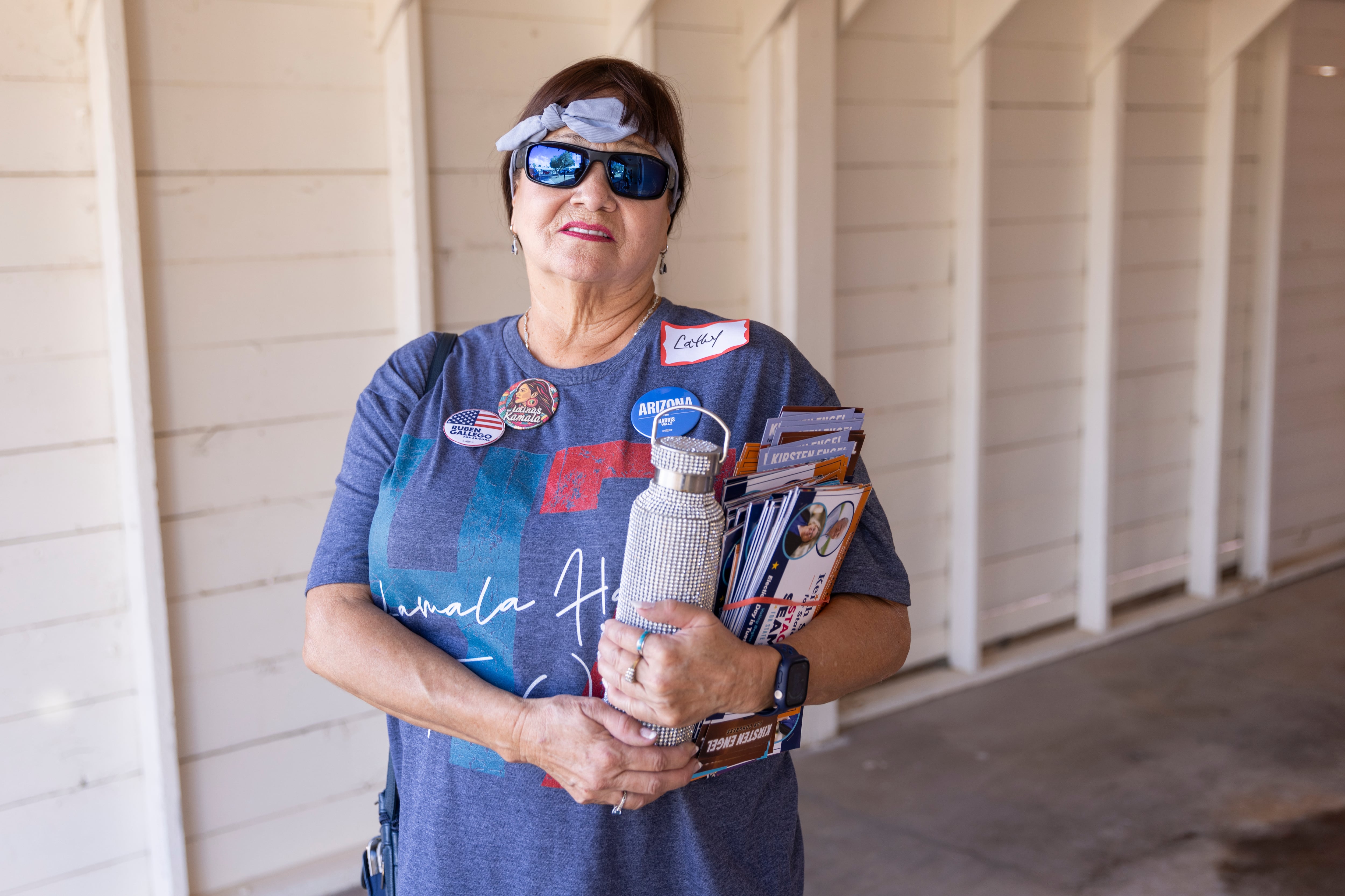 Cathy Vargas, simpatizante demócrata de ascendencia mexicana, en Casa Grande (Arizona), lista para pedir el voto puerta a puerta para Kamala Harris.