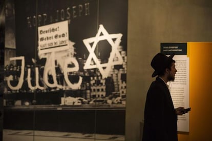 Un ultraortodoxo visita el Museo del Holocausto en Jerusalén este domingo.