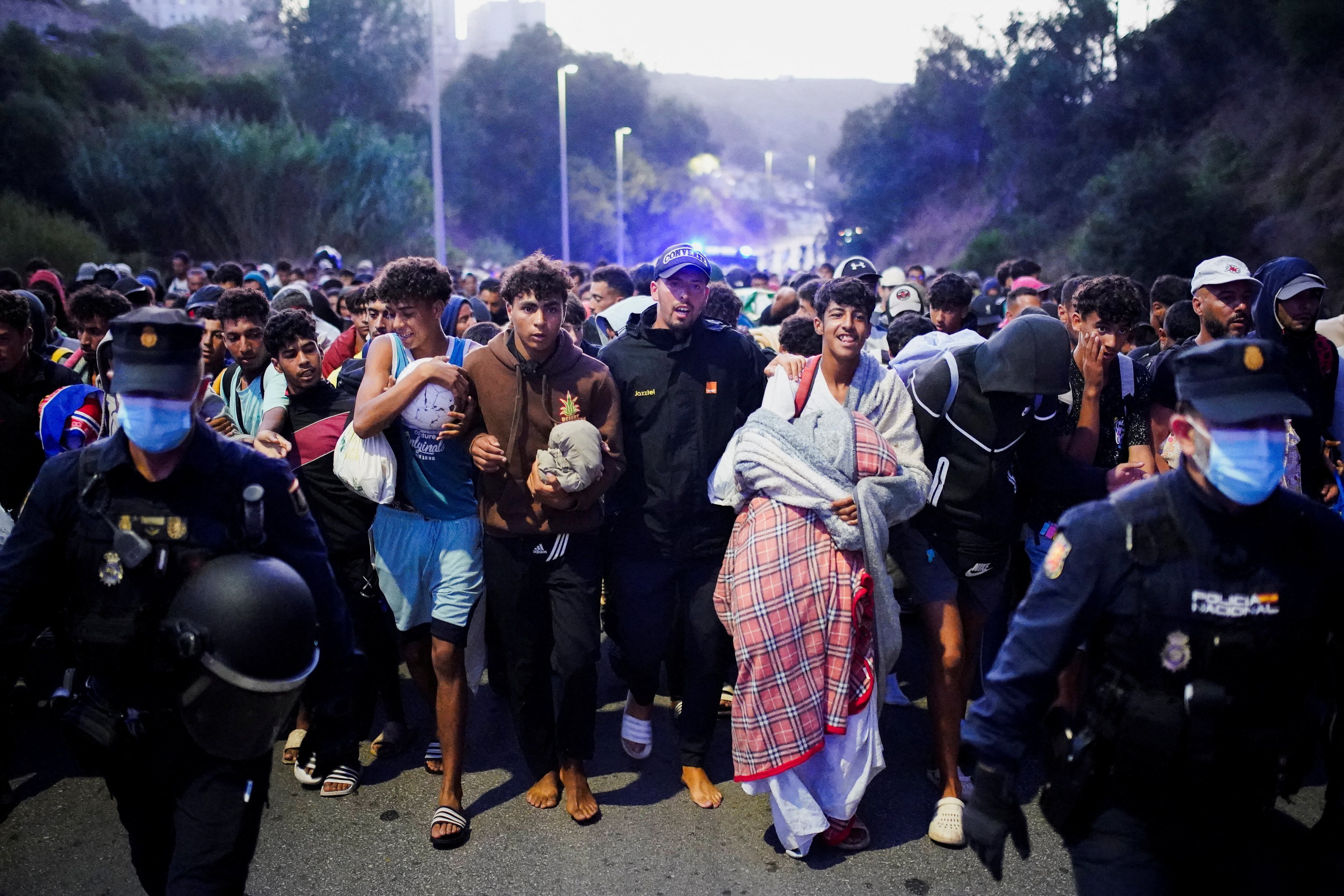 La Policía traslada a más de 800 migrantes a una nueva instalación: “¿Nos llevan a Marruecos?"