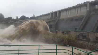 Suelta de agua del embalse de Bellús, durante el mes de marzo, en una imagen cedida por la Confederación Hidrográfica del Júcar.