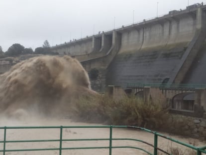 Suelta de agua del embalse de Bellús, durante el mes de marzo, en una imagen cedida por la Confederación Hidrográfica del Júcar.