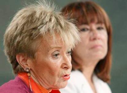 María Teresa Fernández de la Vega y Cristina Narbona, durante la rueda de prensa tras la reunión del Consejo de Ministros.