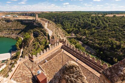 Vista desde lo más alto del castillo de dos de las puertas de entrada medievales a Alarcón junto a sus torreones y de las hoces del Júcar.