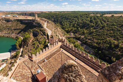 Vista desde lo más alto del castillo de dos de las puertas de entrada medievales a Alarcón junto a sus torreones y de las hoces del Júcar.