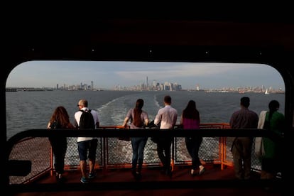 En vez de esperar largas colas para subir al barco de la Estatua de la Libertad (nada gratuito), se puede embarcar en el ferri naranja que va a Staten Island (en la foto). Una travesía de 25 minutos que no cuesta ni un centavo y ofrece vistas fabulosas tanto de la dama de la antorcha como del 'skyline' del sur de Manhattan. Funciona las 24 horas, se coge en el extremo este de Battery Park y ofrecen cerveza fría a bordo (siferry.com). Aunque no son gratis, existen alternativas fluviales, como un ferri que recorre el East River (4 dólares; 3,40 euros), con vistas a Lower Manhattan y, en la otra orilla, Brooklyn y Queens. Los fines de semana de verano también hay un ferri gratis a Governors Island, un oasis sin coches y con vistas inmejorables.