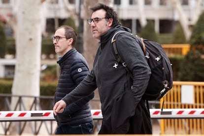 Con mochila, Joseba García, hermano de Koldo, a su salida de la Audiencia Nacional el pasado jueves.