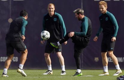 Los jugadores del FC Barcelona durante el entrenamiento.