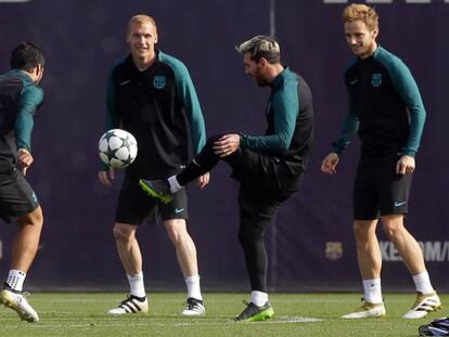 Los jugadores del FC Barcelona durante el entrenamiento.