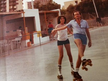 Pura y Manolo, patinando durante uno de sus viajes de juventud. 
