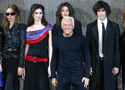 Giorgio Armani, junto a sus modelos, tras el desfile de <i>Emporio Armani</i> ayer en Milán.