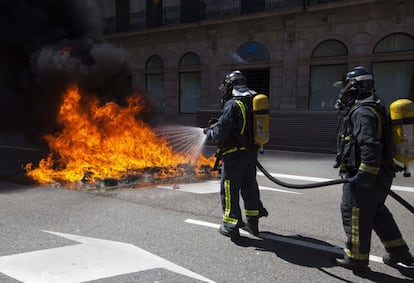 Bomberos y policía limpiado los desperfectos de las protestas