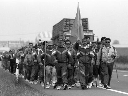 Trabajadores asturianos de Ensidesa en 'la marcha de hierro' a su paso por Valencia de Don Juan (León) en 1992.
