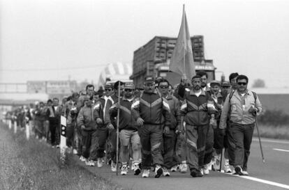 Trabajadores asturianos de Ensidesa en 'la marcha de hierro' a su paso por Valencia de Don Juan (León) en 1992.