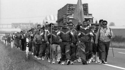 Trabajadores asturianos de Ensidesa en 'la marcha de hierro' a su paso por Valencia de Don Juan (León) en 1992.