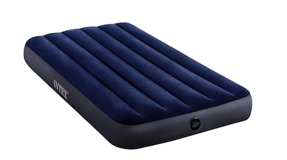 Vista del colchón hinchable con descuento en Amazon.