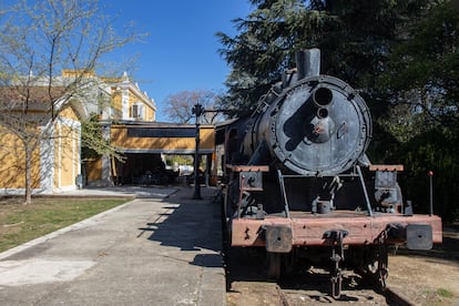 Una vieja y portentosa locomotora junto al restaurante El Tren, en Cabra, recuerda el pasado ferroviario del lugar.