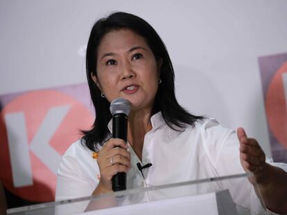 La candidata a la presidencia del Perú, Keiko Fujimori, ofrece un discurso, el domingo.