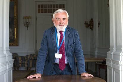 El director de la Real Academia Espa&ntilde;ola Dar&iacute;o Villanueva posa en Santander en la UIMP.