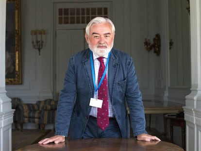 El director de la Real Academia Espa&ntilde;ola Dar&iacute;o Villanueva posa en Santander en la UIMP.