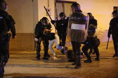 La policía detiene a dos manifestantes esta madrugada en Torre Pacheco. 