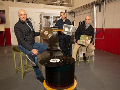 Eugenio López, Javier López y Miguel Ángel Martínez, en la sede de Mad Vinyl, empresa fabricante de vinilos en Algete Madrid.