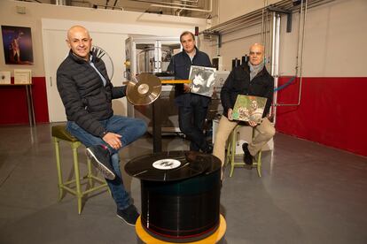 Eugenio López, Javier López y Miguel Ángel Martínez, en la sede de Mad Vinyl, empresa fabricante de vinilos en Algete Madrid.