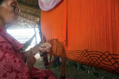 Tejer es una de las actividades más habituales de las mujeres wayuu y los chinchorros que elaboran –hamacas–como el de la imagen, una de las artesanías más apreciadas de Colombia. 