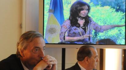 Néstor Kirchner escucha a Cristina Fernández durante un encuentro con empresarios el pasado miércoles.