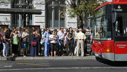 Cola de pasajeros en una de las paradas de autobús cercanas a la plaza del Ayuntamiento de Valencia.