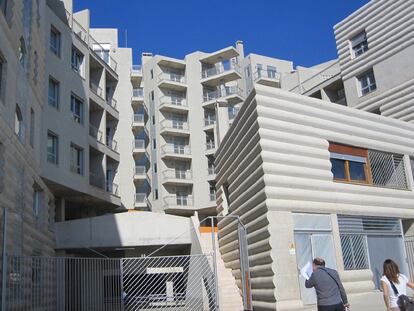 El Edificio 111, construido en Terrassa (Barcelona). Abajo,