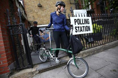 Dos ciclistas tras votar en un colegio electoral en Londres.