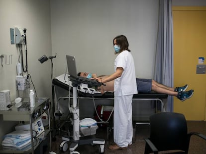La metge de família, Eva Leceaga, fa una ecografia pulmonar a un pacient.