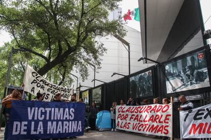 Familiares de víctimas de abusos de la Marina en Nuevo Laredo se manifiestan frente al Senado, en Ciudad de México, en noviembre de 2023.