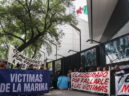 Familiares de víctimas de abusos de la Marina en Nuevo Laredo se manifiestan frente al Senado, en Ciudad de México, en noviembre de 2023.