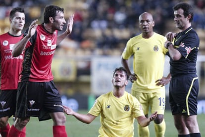 Corral, a la izquierda, es castigado con amarilla tras una entrada a Oriol, del Villarreal.