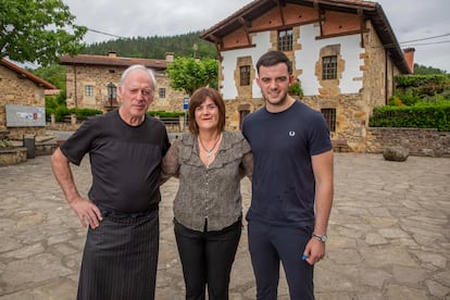 A la izquierda, Bittor Arginzoniz, junto a su esposa, Patricia Velar, y su hijo Paul Arginzoniz, fente al restaurante Etxebarri, en Axpe (Bizkaia).