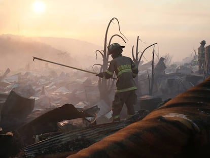 Bombeiro entre os escombros de um incêndio em Valparaíso.