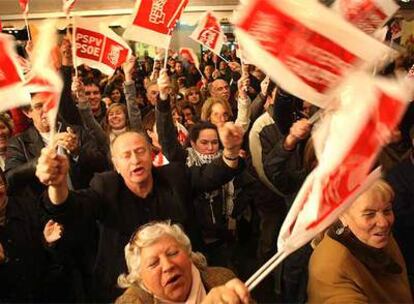 Militantes y simpatizantes mostraban su alegría anoche en la sede del PSPV-PSOE en Valencia.