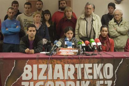 Tres miembros del Movimiento pro Amnistía en su comparecencia de ayer en San Sebastián.