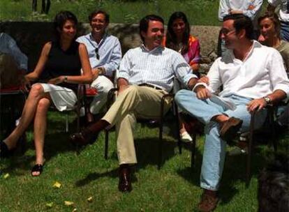 Aznar conversa con Alejandro Agag en un encuentro del <i>clan de Becerril,</i> en mayo de 2000.