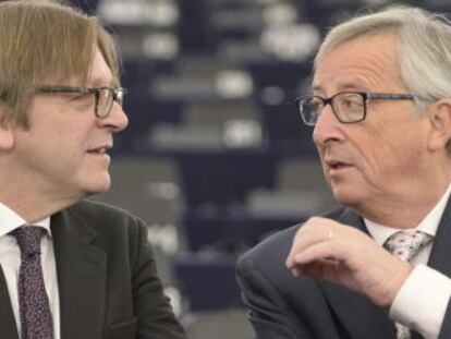 ST019 ESTRASBURGO (FRANCIA) 13/01/2015.- Jean-Claude Juncker (d), presidente de la Comisi&oacute;n Europea (CE), y el l&iacute;der de los liberales (ALDE), Guy Verhofstadt, conversan durante la sesi&oacute;n plenaria del Parlamento Europeo (PE) en Estrasburgo (Francia), hoy, martes 13 de enero de 2015. EFE/Patrick Seeger
 
 
