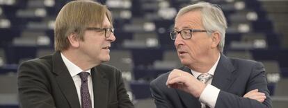 ST019 ESTRASBURGO (FRANCIA) 13/01/2015.- Jean-Claude Juncker (d), presidente de la Comisión Europea (CE), y el líder de los liberales (ALDE), Guy Verhofstadt, conversan durante la sesión plenaria del Parlamento Europeo (PE) en Estrasburgo (Francia), hoy, martes 13 de enero de 2015. EFE/Patrick Seeger