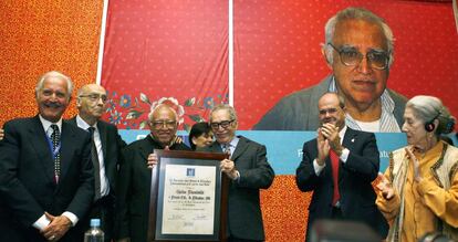 Guadalajara, México, 25 de noviembre de 2006. El escritor mexicano Carlos Monsiváis, tercero por la izquierda, recibe el Premio Feria Internacional del Libro de Literatura (FIL) de manos de Gabriel García Márquez, en presencia de Carlos Fuentes (izquierda), José Saramago, el presidente de la Junta de Andalucía, Manuel Cháves y la premio Nobel Nadine Gordiner, en el acto de inauguración de la FIL.