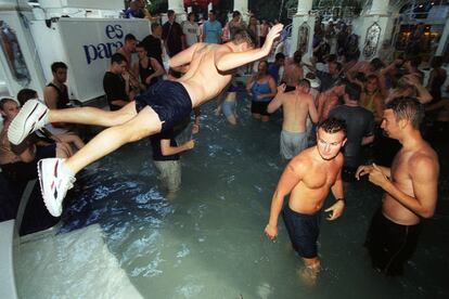 Turistas británicos se divierten en la piscina de Es Paradis Club (San Antonio, Ibiza), en 2001.