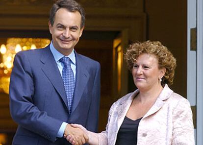 José Luis Rodríguez Zapatero y la presidenta de EA, Begoña Errazti, se saludan en La Moncloa.