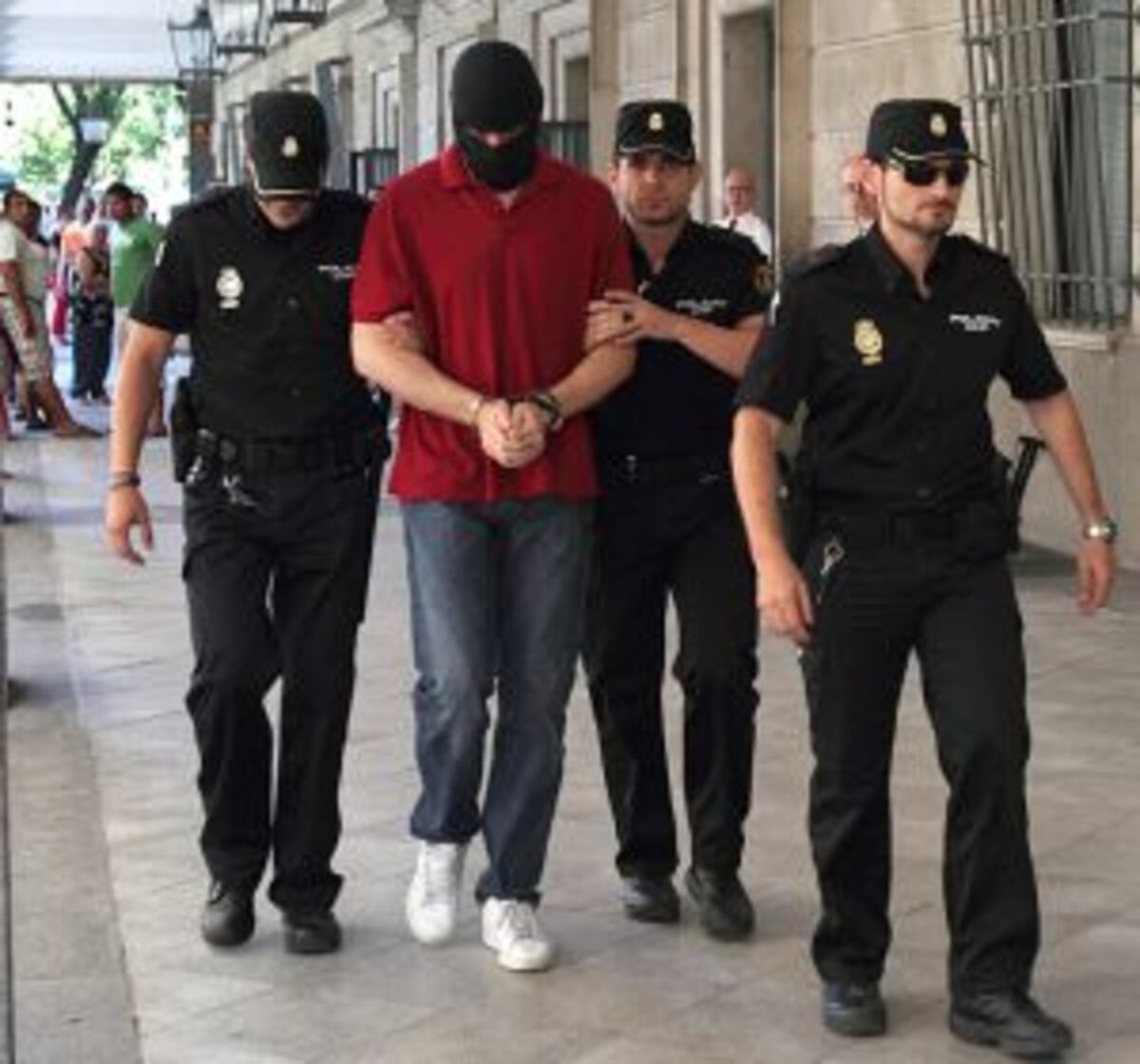 El fiscal retira los cargos a los tres policías acusados por el robo de ...