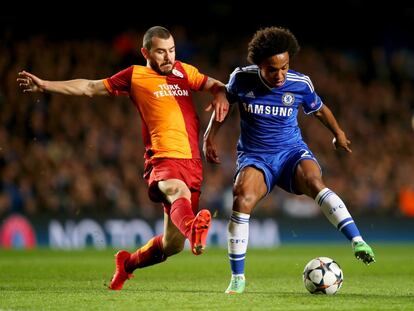 Yekta Kurtulus lucha por el balón junto a Willian durante el partido. 